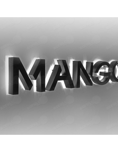 Letras corpóreas con iluminación posterior