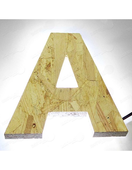 Letras corpóreas de madera iluminadas