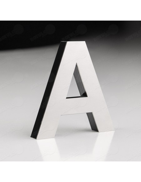 Letras de metacrilato con frontal de acero inoxidable.