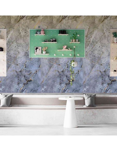 Superficie de impacto con textura mineral y vetas doradas