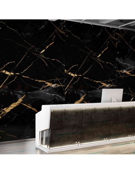 Elegancia en negro con vetas doradas que marcan estilo