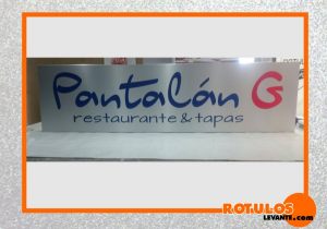 Rótulo luminoso restaurante.